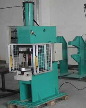 汽車行業(yè)如何運(yùn)用鉚接機(jī)提高組件質(zhì)量和生產(chǎn)效率？